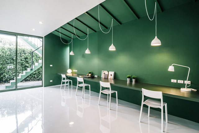 Thiết kế phào chỉ và tường đồng màu xanh