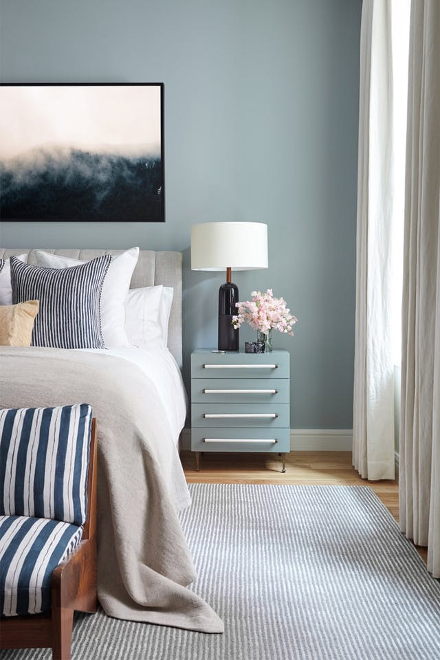 Phòng ngủ được sơn màu Blue Horizon (mã màu NP PB 1552P)