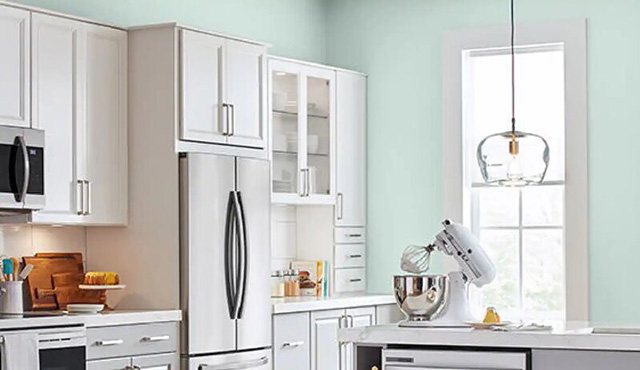 Sự kết hợp tuyệt vời giữa màu sơn xanh nhiệt đới và nội thất tone màu trắng