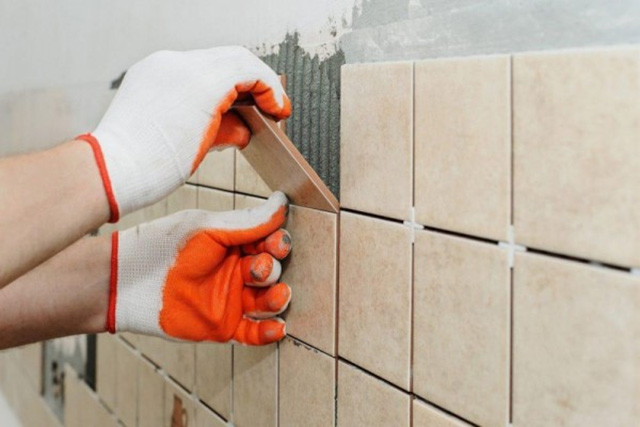Ốp gạch cho tường tốn nhiều chi phí