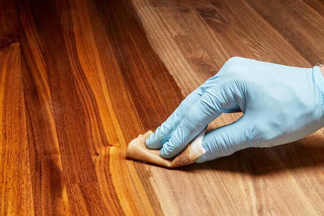 cách tẩy sơn tường trên gỗ bằng nước nóng