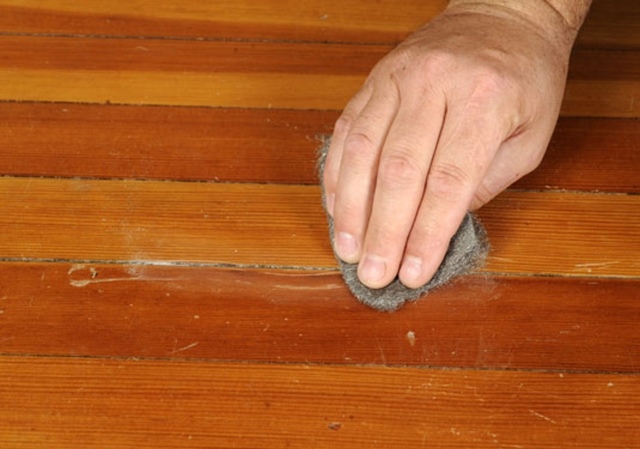 cách tẩy sơn tường trên gỗ bằng giấy chà nhám
