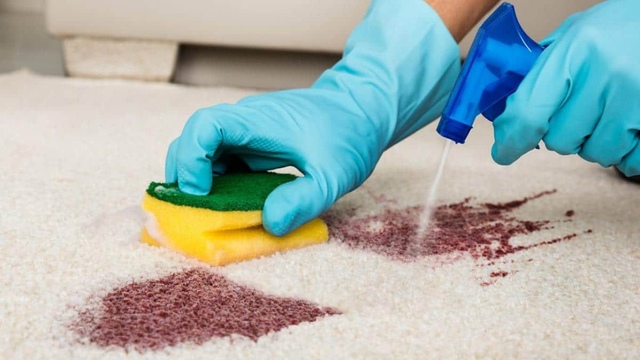 cách tẩy sơn tường trên gỗ bằng kem tẩy đa năng.