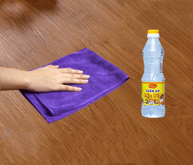 cách tẩy sơn tường trên gỗ bằng chanh, giấm và nước.