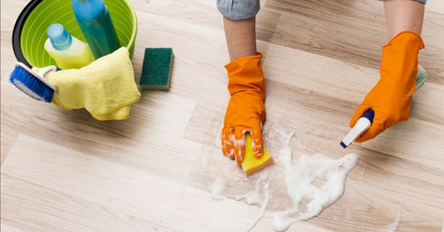 cách tẩy sơn tường trên gỗ bằng dung dịch xà phòng