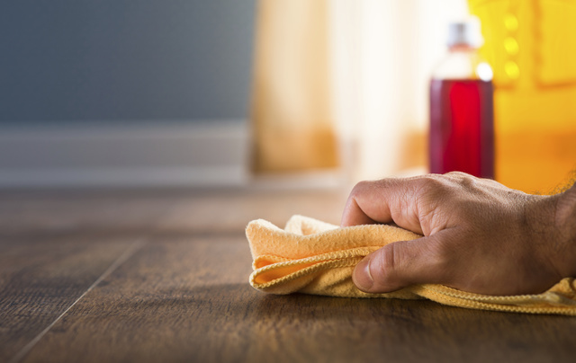 tẩy sơn tường trên nền nhà với dung môi
