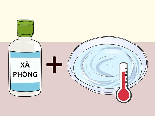tẩy sơn tường trên nền nhà bằng dun dịch xà phòng