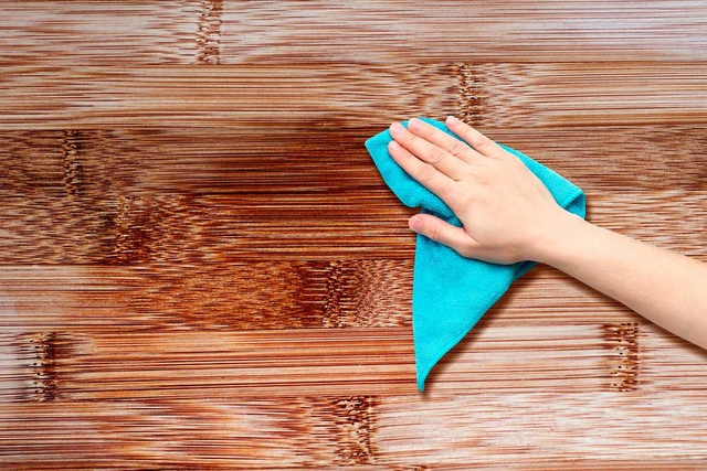 tẩy sơn tường trên nền nhà gỗ bằng nước nóng