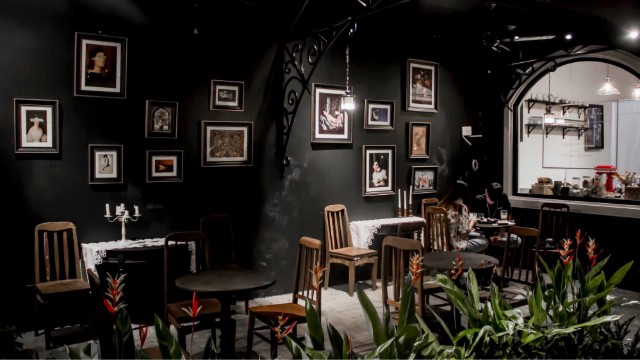 màu sơn cho quán cà phê huyền bí với màu Black Night
