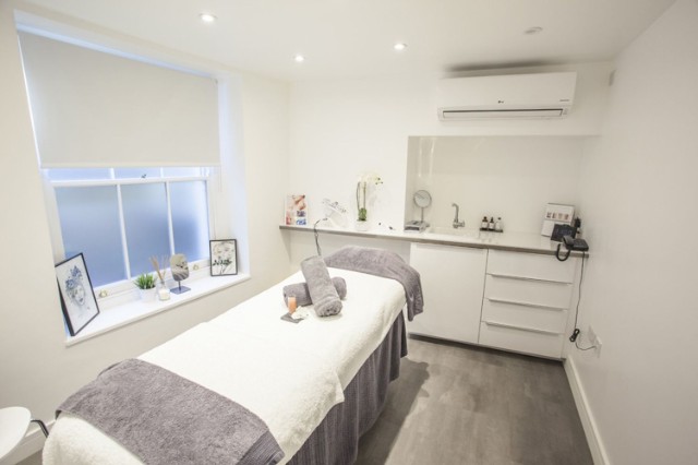 màu sơn cho spa đơn giản, thanh lịch với mã màu White
