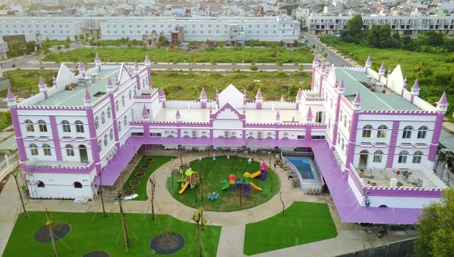 màu sơn trường học màu Blazen Pink
