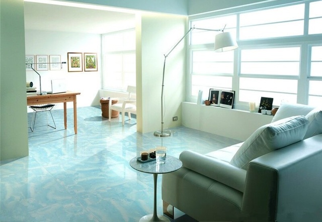 Phòng khách với nền gạch màu xanh.