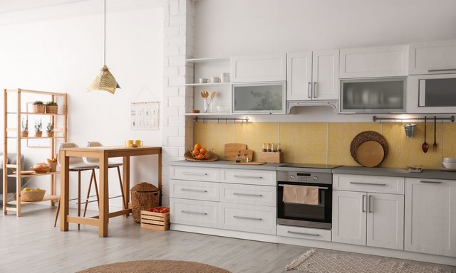 Các phụ kiện như kệ gỗ, bàn gỗ