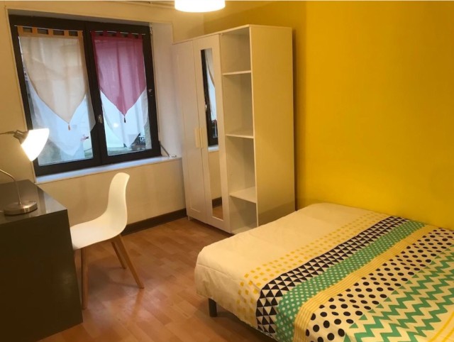 sơn tường phòng trọ màu Jester Yellow 