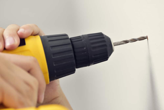 Tác động từ ngoại lực có thể khiến bề mặt lớp sơn bị hư hại, khiến độ ẩm dễ dàng xâm nhập vào bên trong