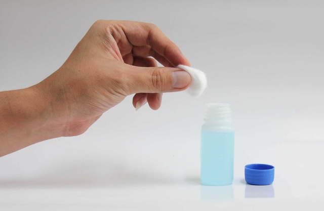 Cách tẩy vết sơn tường dính vào quần áo bằng cồn