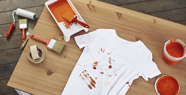 Tẩy sơn tường trên quần áo với dạng sơn dầu