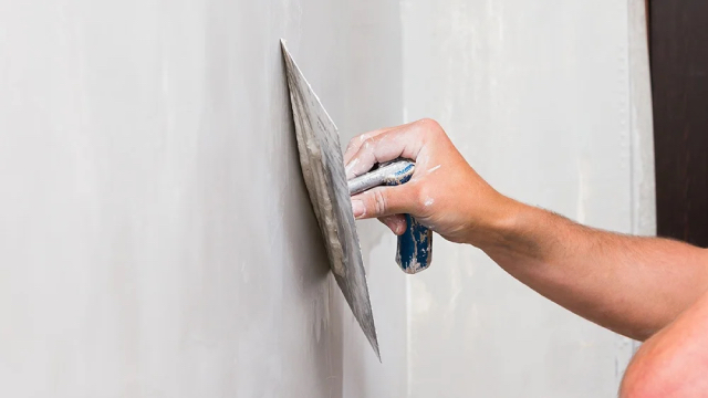 Thi công bột trét giúp che đi các vết nứt vỡ, lồi lõm trên bề mặt tường